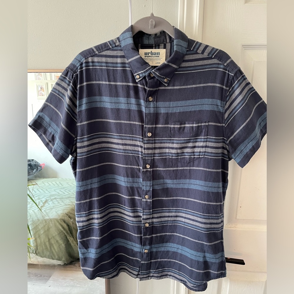 men’s Large, short sleeve blue button up